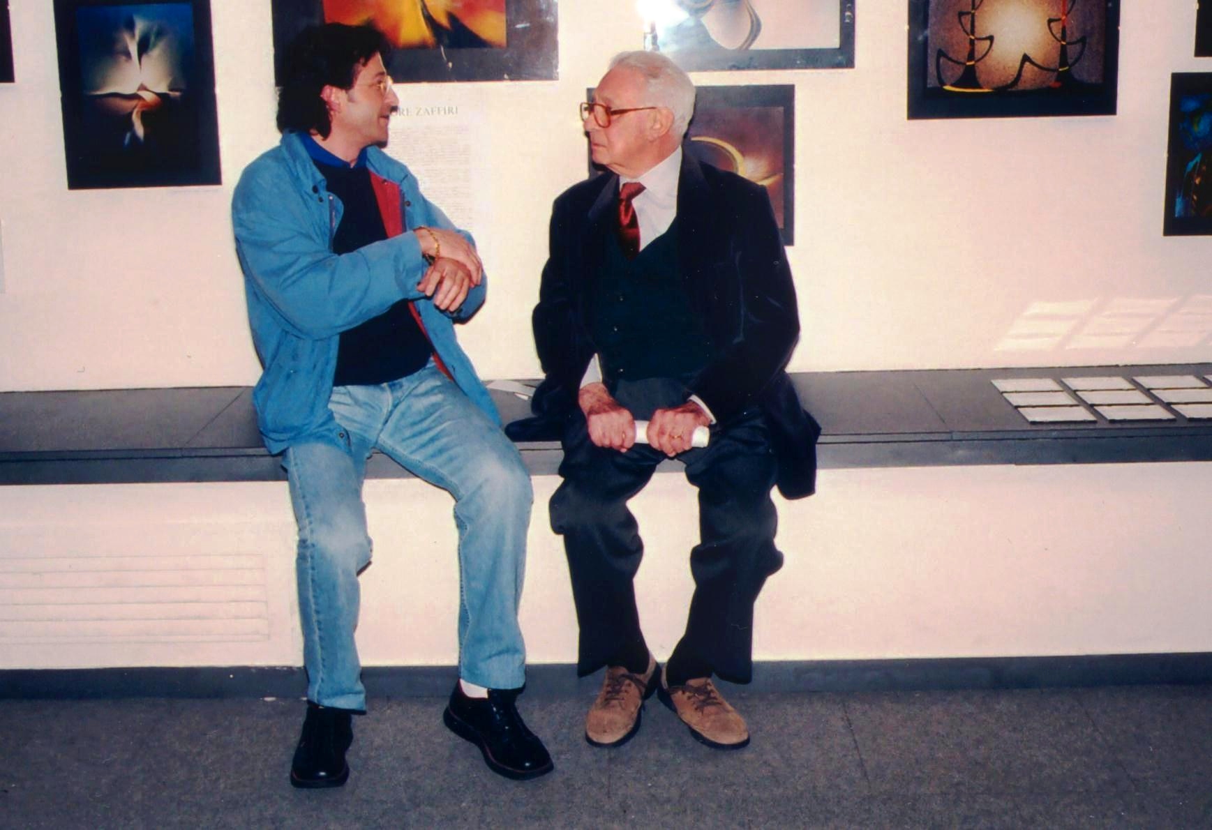 Pietro Grossi e Sergio Maltagliati in dialogo durante una mostra di computer art a La Spezia, 2001. Foto di Paola Zucchello.